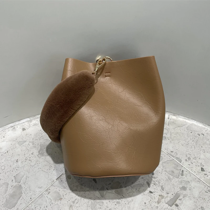 

Korean Casual Bucket Bags For Women Luxury Designer Handbag And Purse 2023 New In PU Plush Top Handle With Inner Pocket Shoulder