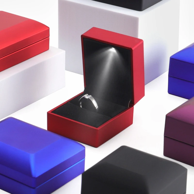 

Engagement Ring Showcase Display Gift Packaging LED Jewelry Box with Light