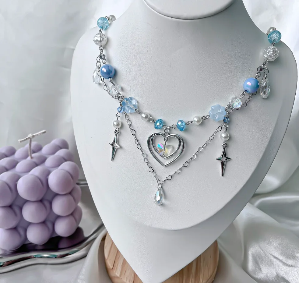 Ожерелье из бисера с голубым сердцем