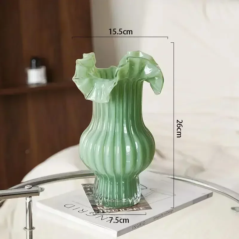 

Прозрачная стеклянная ваза