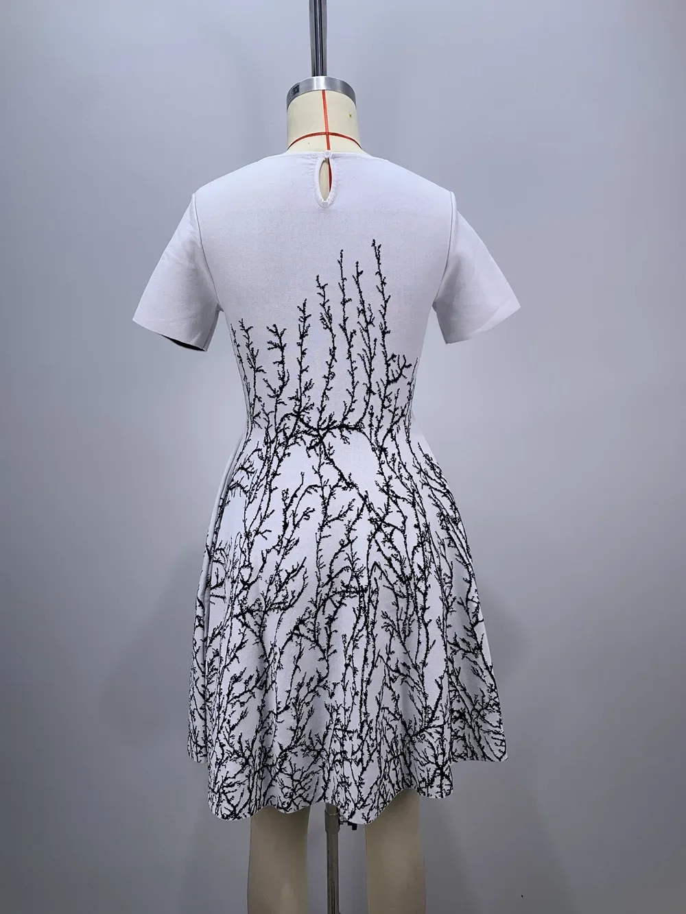 Новинка осени 2024 модное белое трикотажное платье с коротким рукавом и круглым