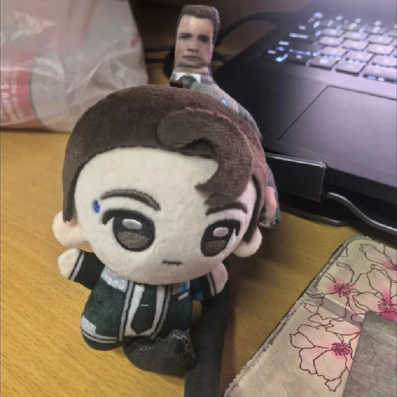 Фото В наличии: Новая плюшевая кукла Detroit: Become Human Rk800, 10 см, из хлопка, милый персонаж популярной игры, украшение для рюкзака, подарок для друзей №3