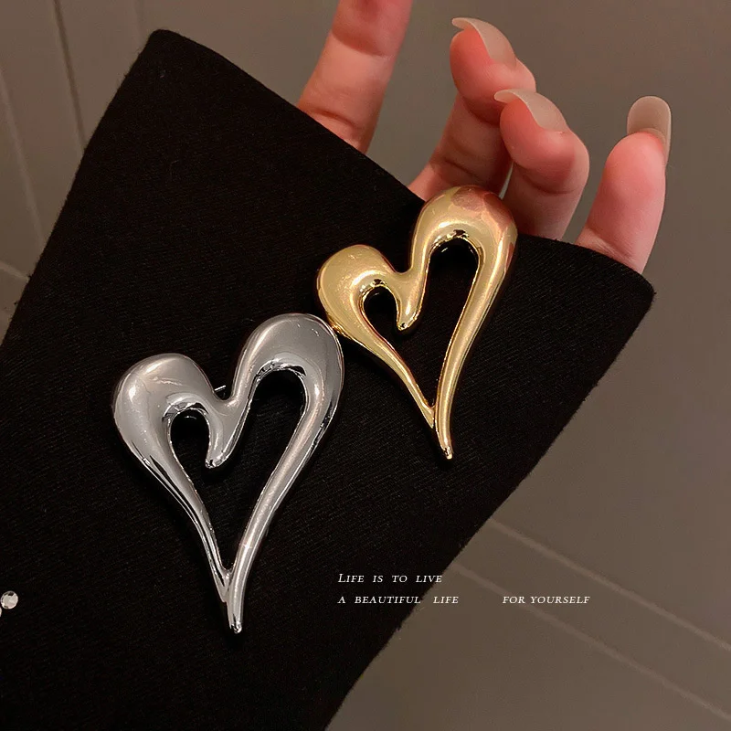 

European and American simple love brooch women's advanced anti-lighting waist artifact suit corsage dress