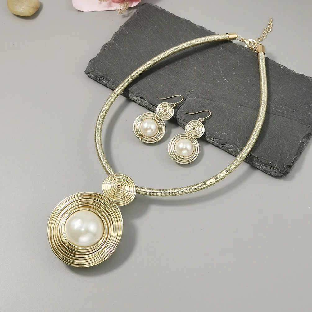 Женский ювелирный комплект из колье и серёг сплава