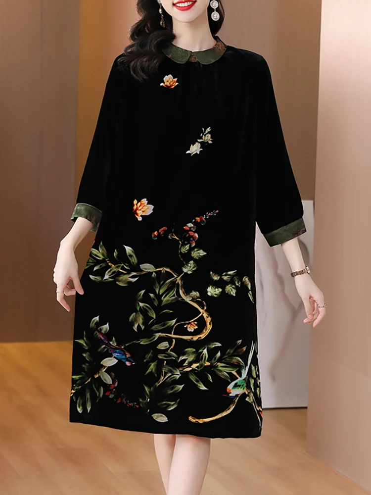 Женское черное бархатное платье средней длины с цветочным принтом и свободной