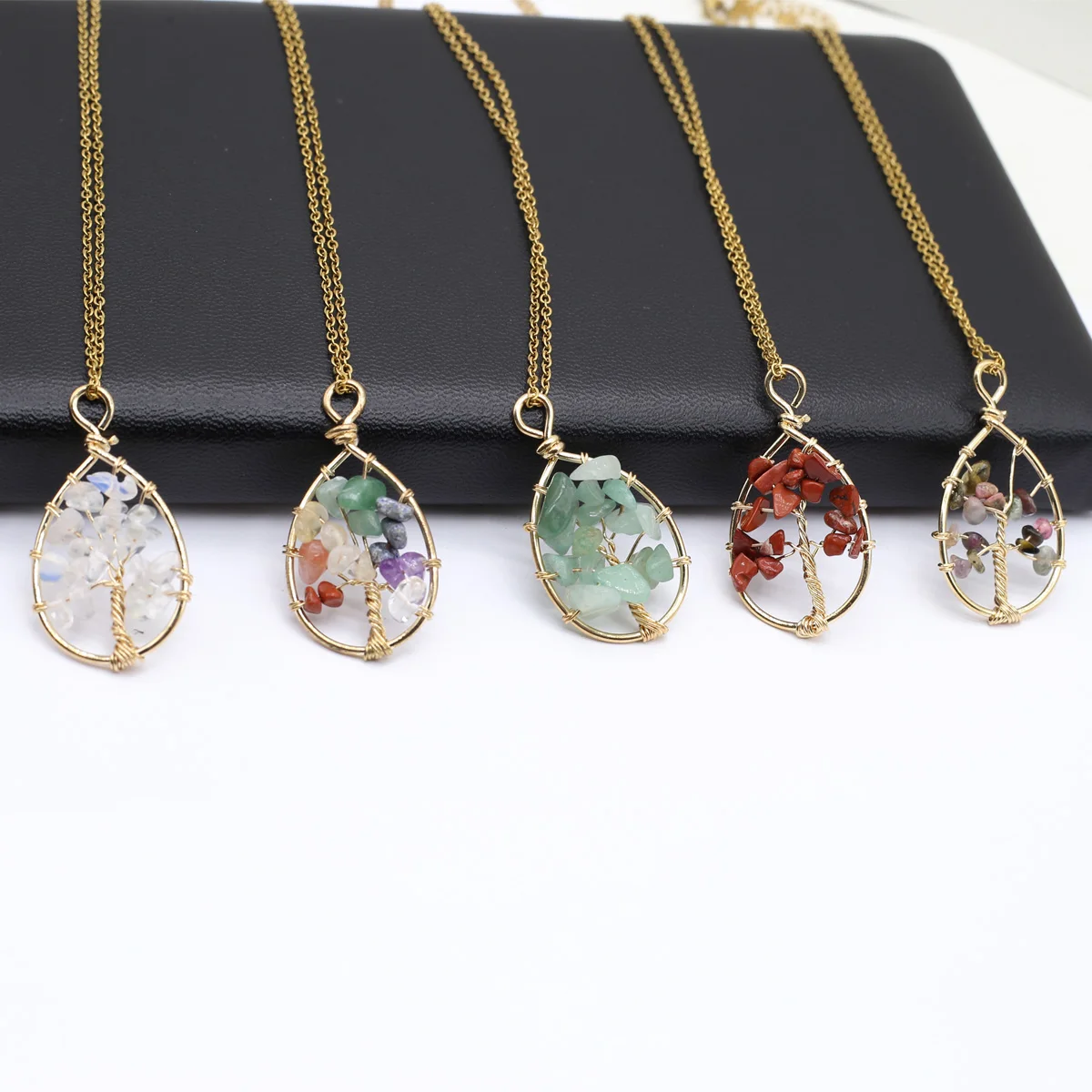 

Life Tree Shape Natural Chip Crystal Stone Pendants Oval Shape Copper Hand Knitting Golden Stainless Steel Chain for Party Gift