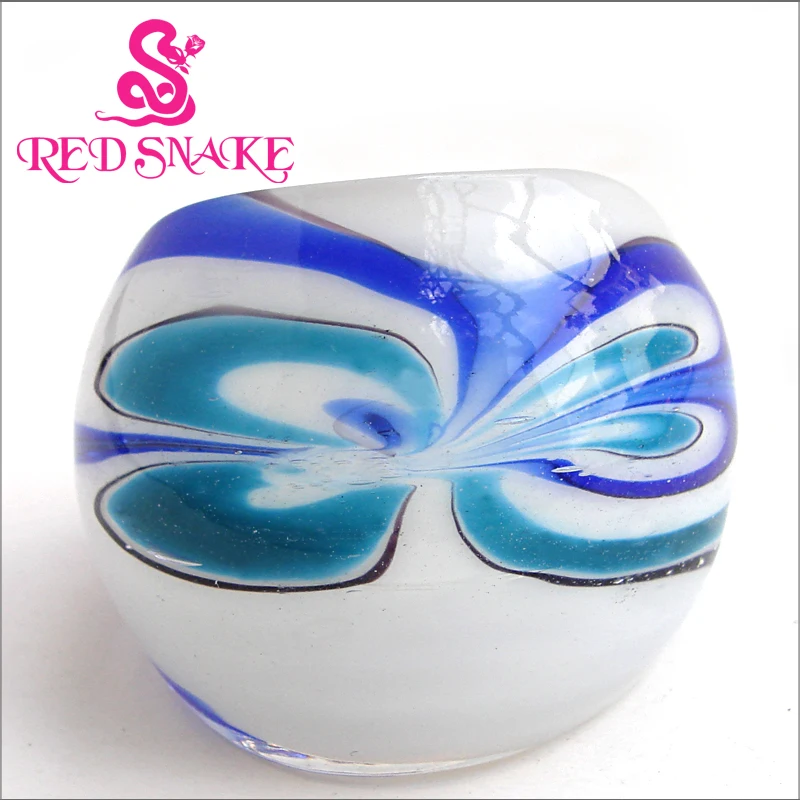 Модное белое заземление ручной работы с синим декоративным рисунком кольца из