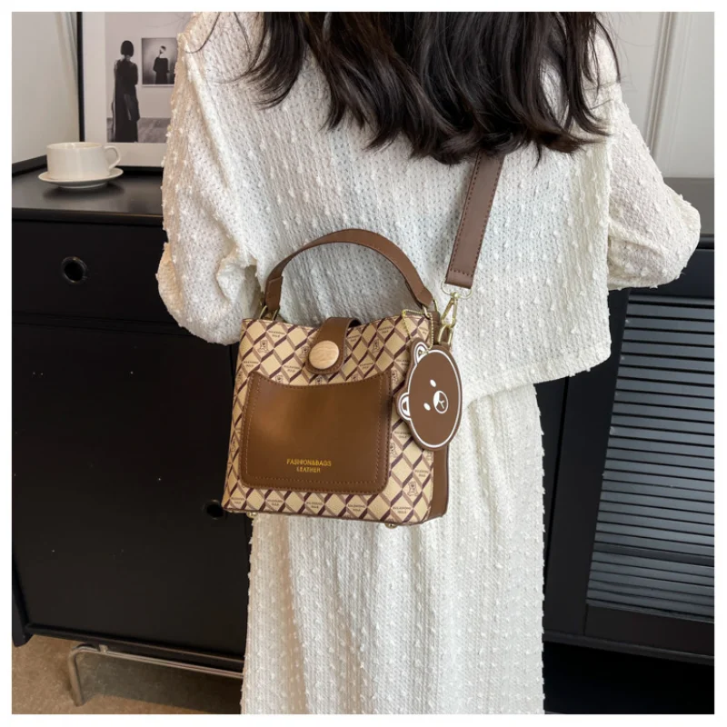 High-quality PU Women's Bag Handbag 2023 Trend Bear Pendant Luxury Designer Hand Bill of Lading Shoulder Bucket Bag Women's Tote