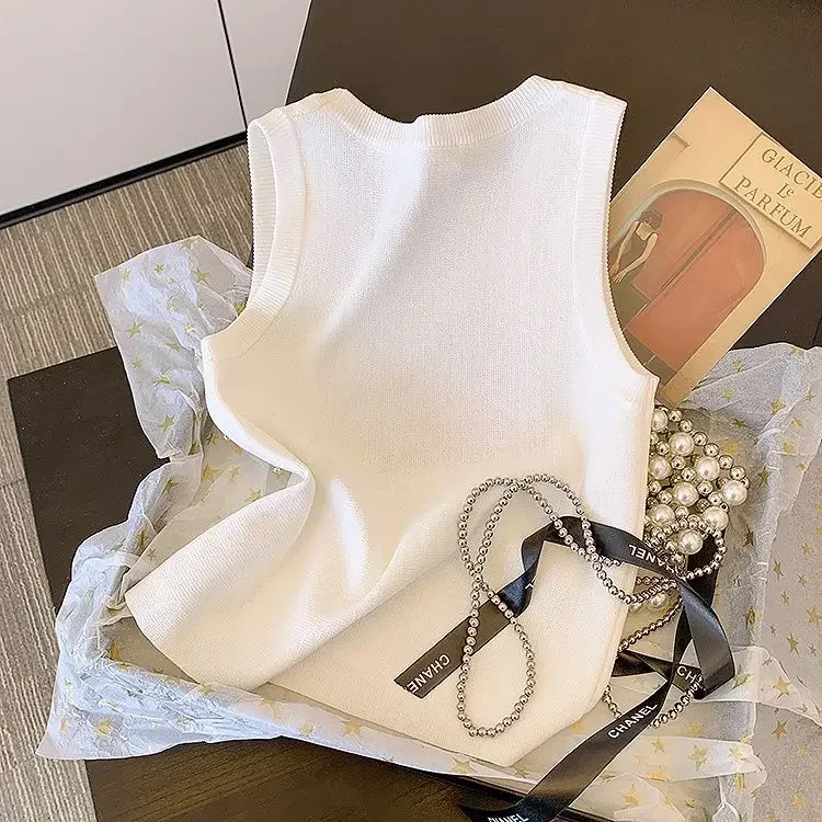 Женский топ с вышитыми бусинами