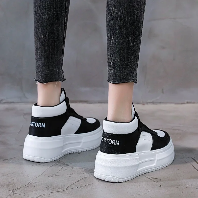 Женские кроссовки из натуральной кожи на танкетке 6 см