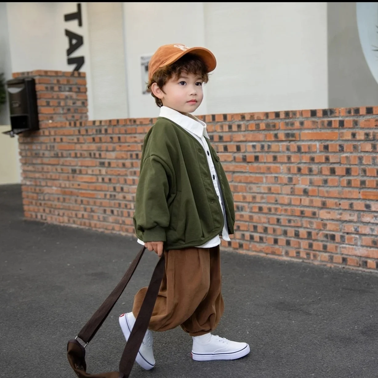 

Рубашка в иностранном стиле для мальчиков, красивый корейский Комплект из трех предметов для весны и осени, модные детские шаровары с широкими штанинами, 2023