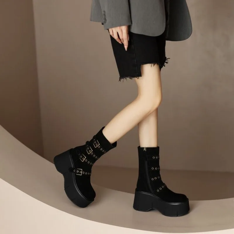 Женские ботинки на платформе удобные танкетке с пряжкой язычком зимние стильные