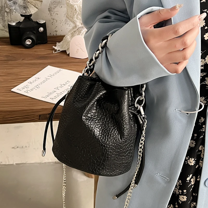 

Preppy Style Women's Bag 2022 Black Bag Bag Popular New Bag Messenger Bag High-quality Texture Fashion Bucket Bag Shoulder Bag