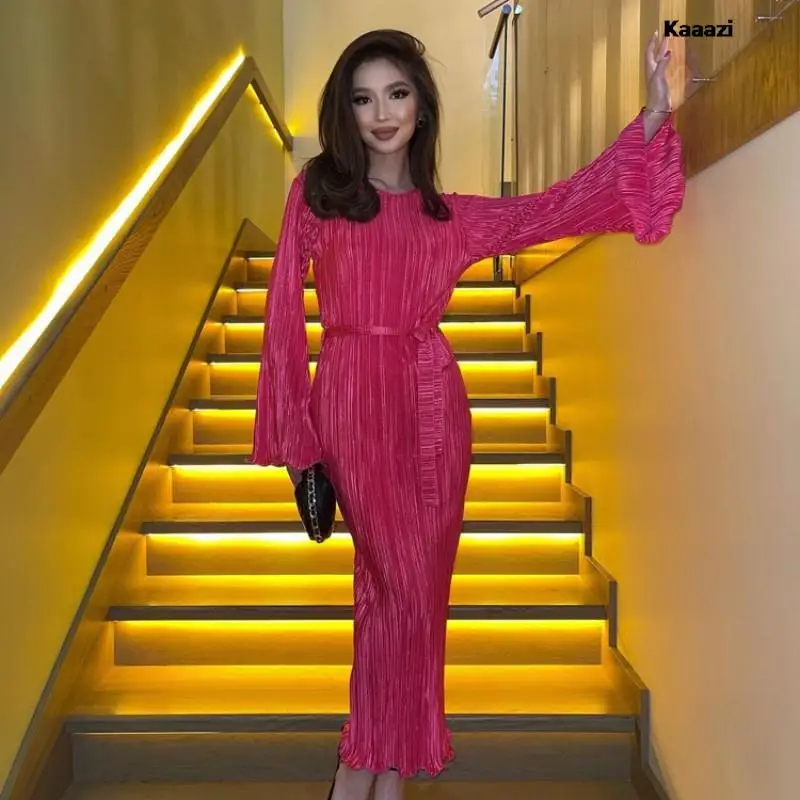 

Женское длинное платье с круглым вырезом, длинным рукавом и поясом