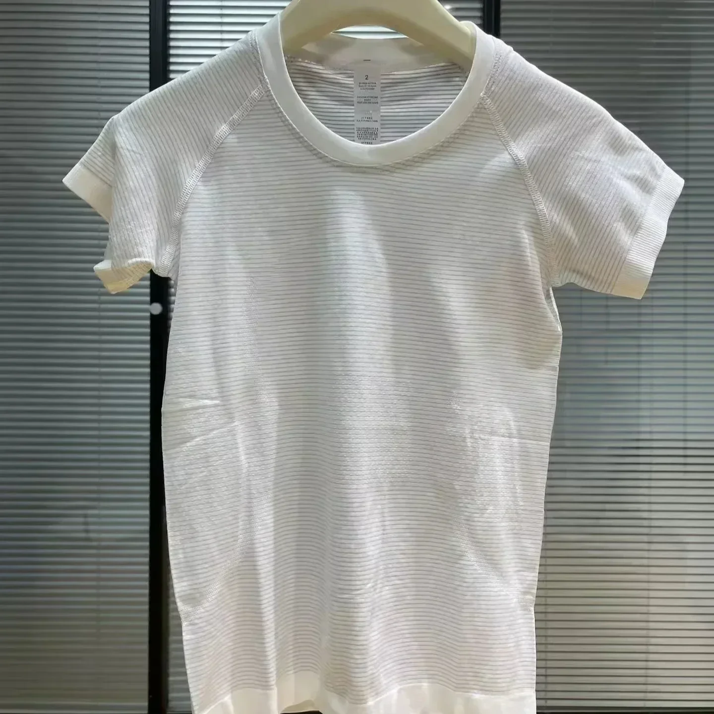 Фото Женская футболка Lemon Women Short Edition Swiftly Tech с коротким рукавом, дышащая, быстросохнущая, 2.0, для йоги и фитнеса №1
