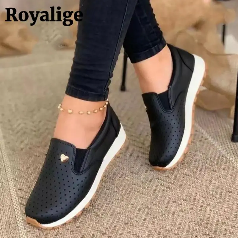 

Кроссовки женские 2022 на танкетке из искусственной кожи, обувь с металлическими украшениями, повседневные, с вырезами