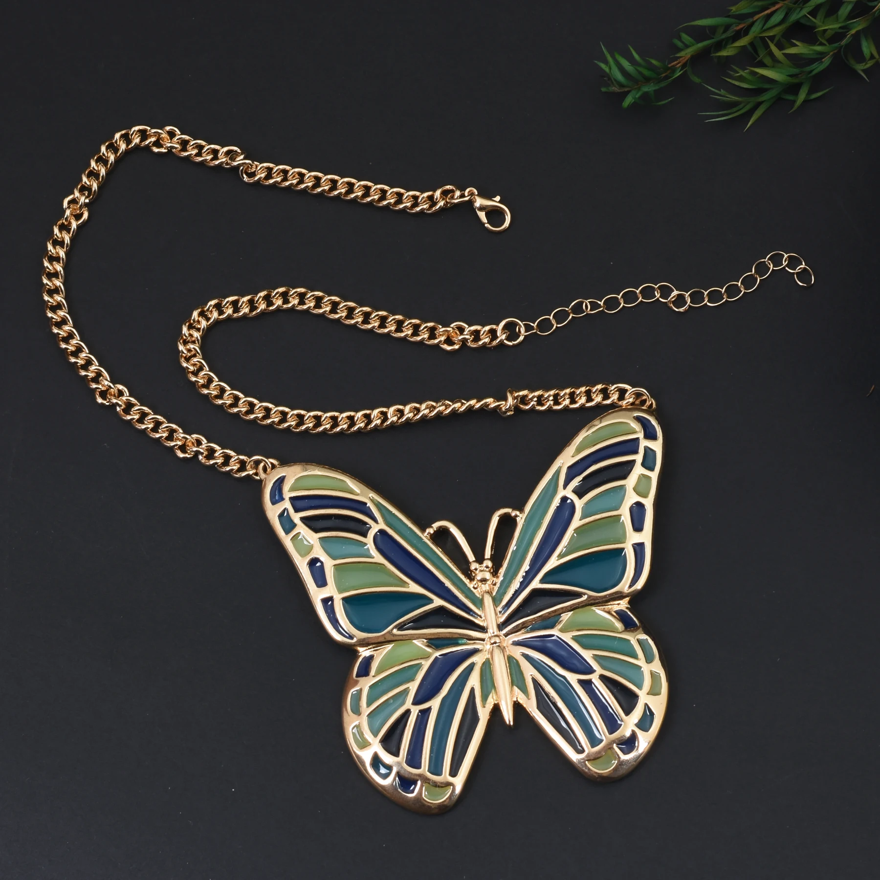 

Europe and the United States cross-border blue big butterfly necklace advanced titanium steel collarbone chain light luxury nich