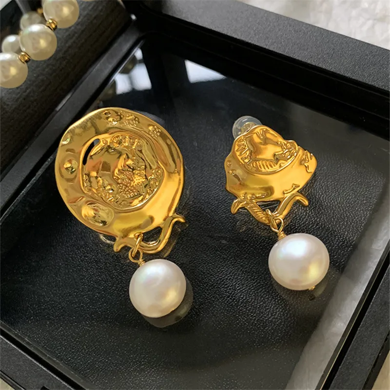 

2023 European And American Retro Metal Luxury Freshwater Pearl Fashion Women's Earrings Push Back Irregular Stud Girl Jewelry