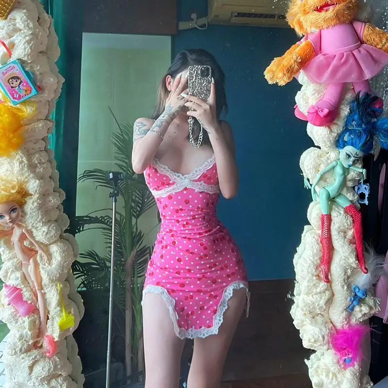 Женское облегающее мини-платье без рукавов на бретелях-спагетти с принтом вишни