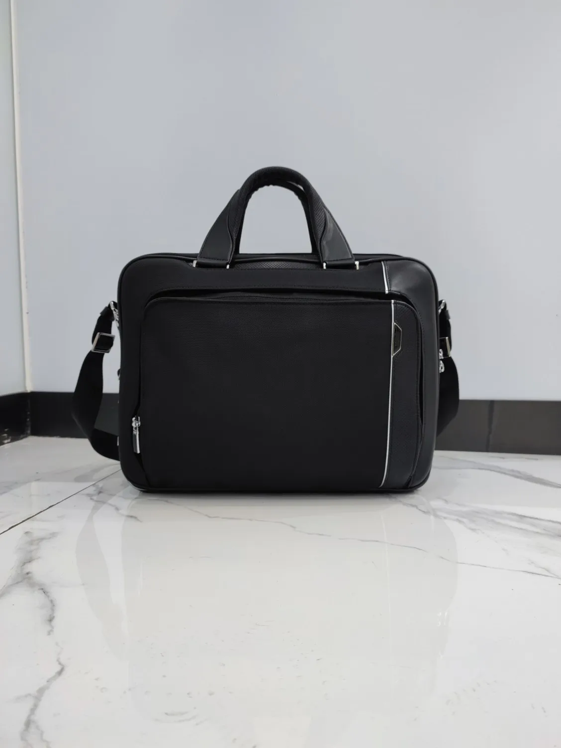 

25503005 Business high-end men's briefcase, the overall streamlined design of high-polished chrome alloy