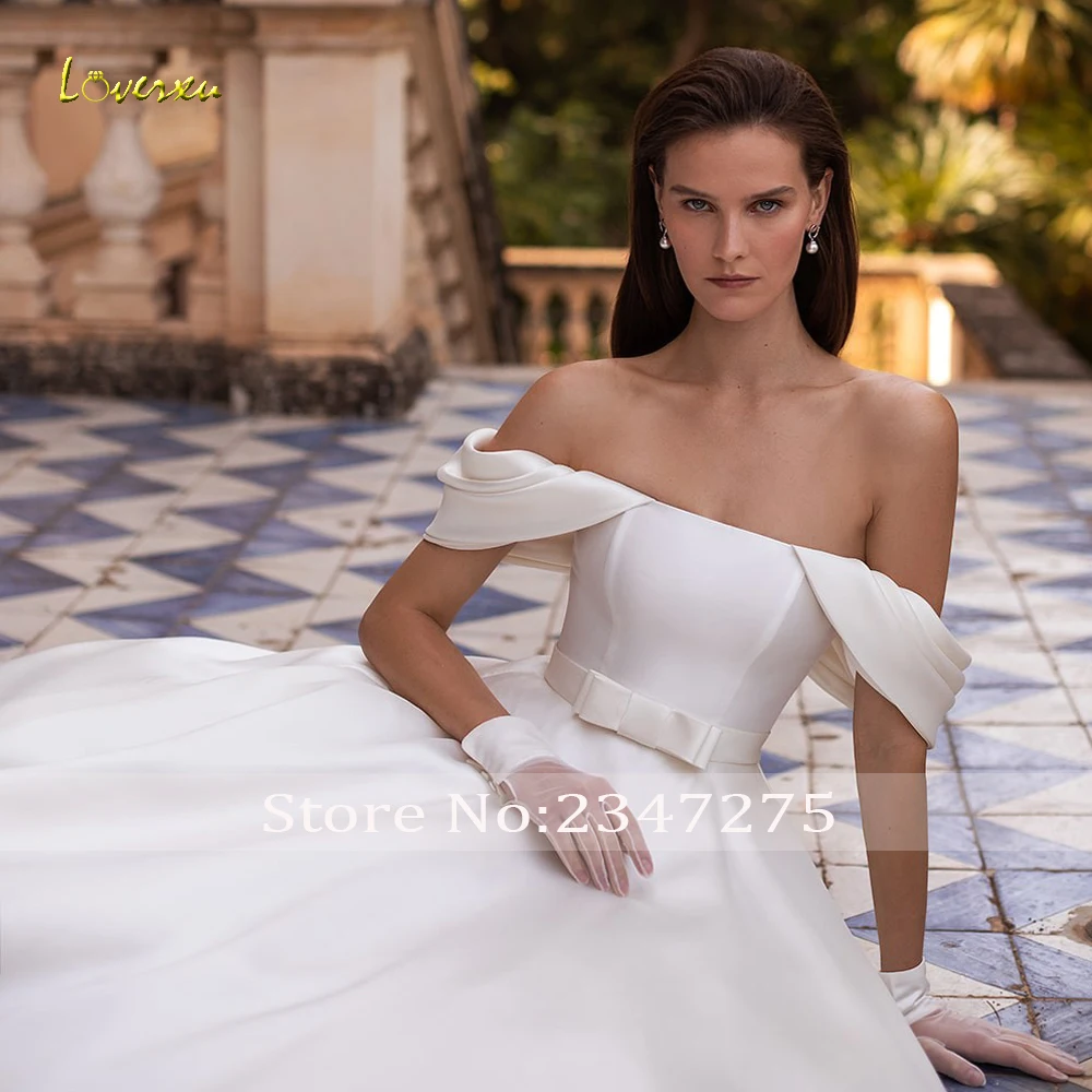 Loverxu А-силуэтное матовое атласное свадебное платье с вырезом лодочкой и открытой