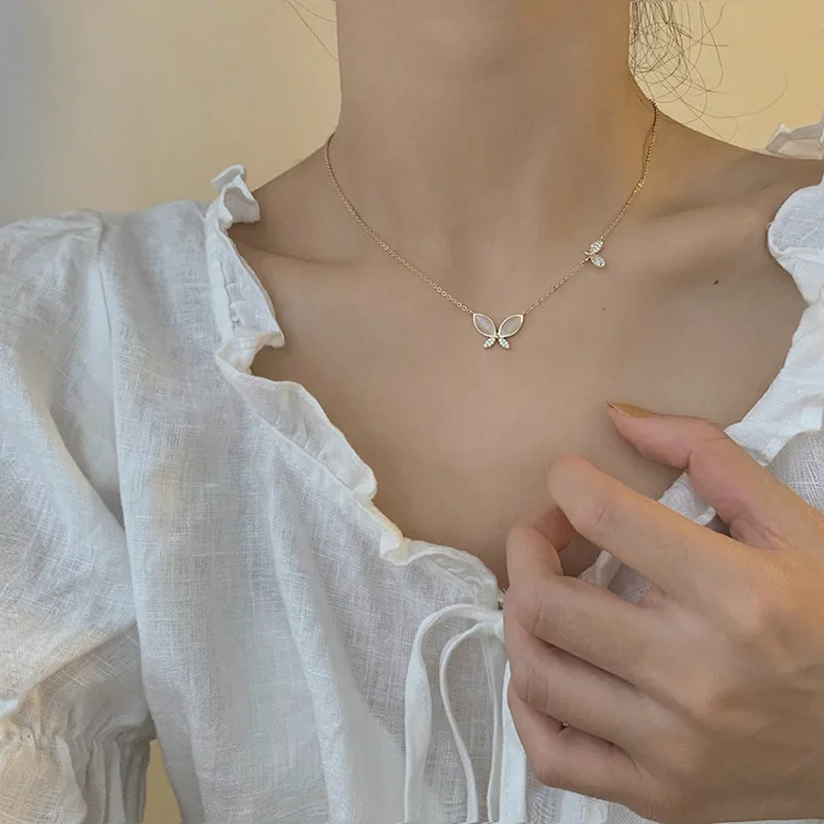 

Elegant Women Korean Chic Simple Butterfly Pendant Necklace Choker
