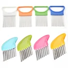 Shred и ломтики лука, картофеля, ломтики мятого картофеля фри, салата, нарезанные ломтики картофеля, кухонный нож