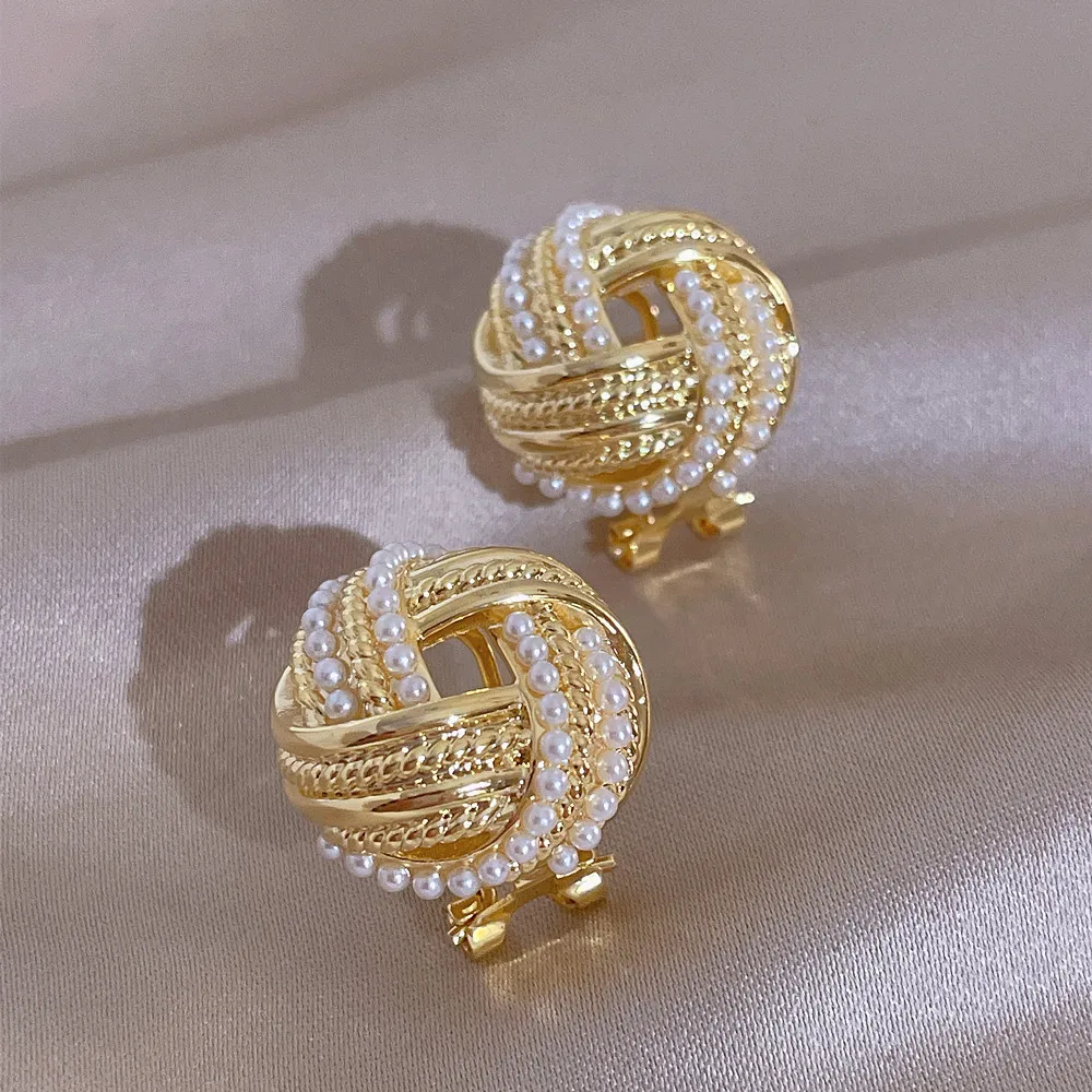 Женские серьги-гвоздики с искусственным жемчугом