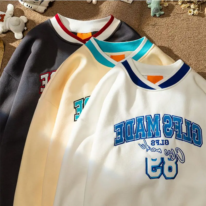 

Свитшот в ретро-стиле с вышивкой и V-образным вырезом