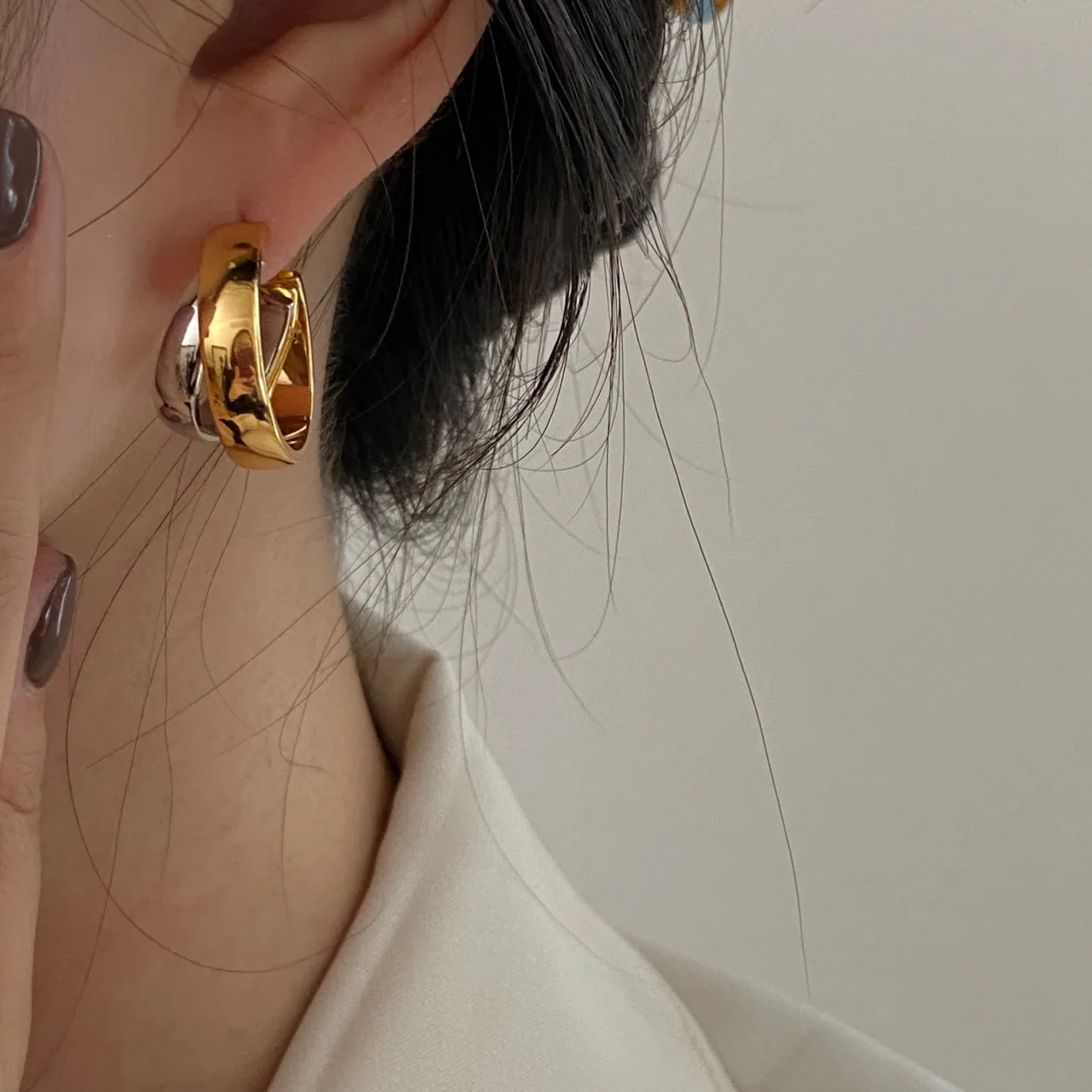 

Модные Многослойные золотые и серебряные дизайнерские полукольца, скользящие глянцевые серьги, Женская нишевая конструкция, ювелирные изд...