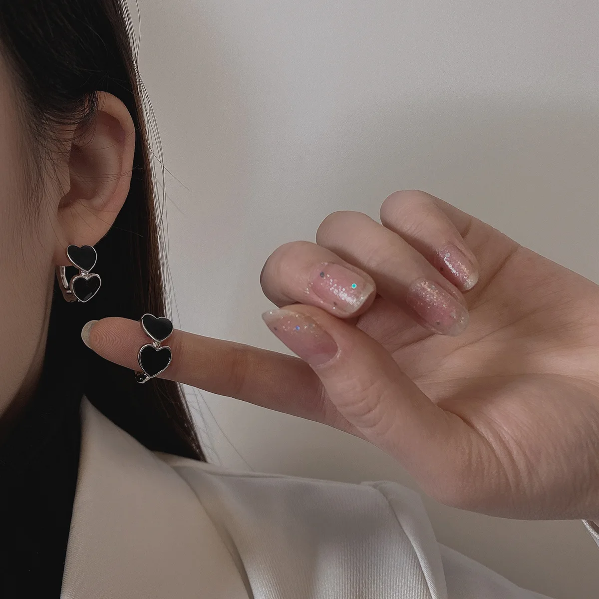 

Необычные простые серебряные серьги-иглы с изображением милой любимой холодной ветра, темные милые и крутые подходящие ко всему масляные с...