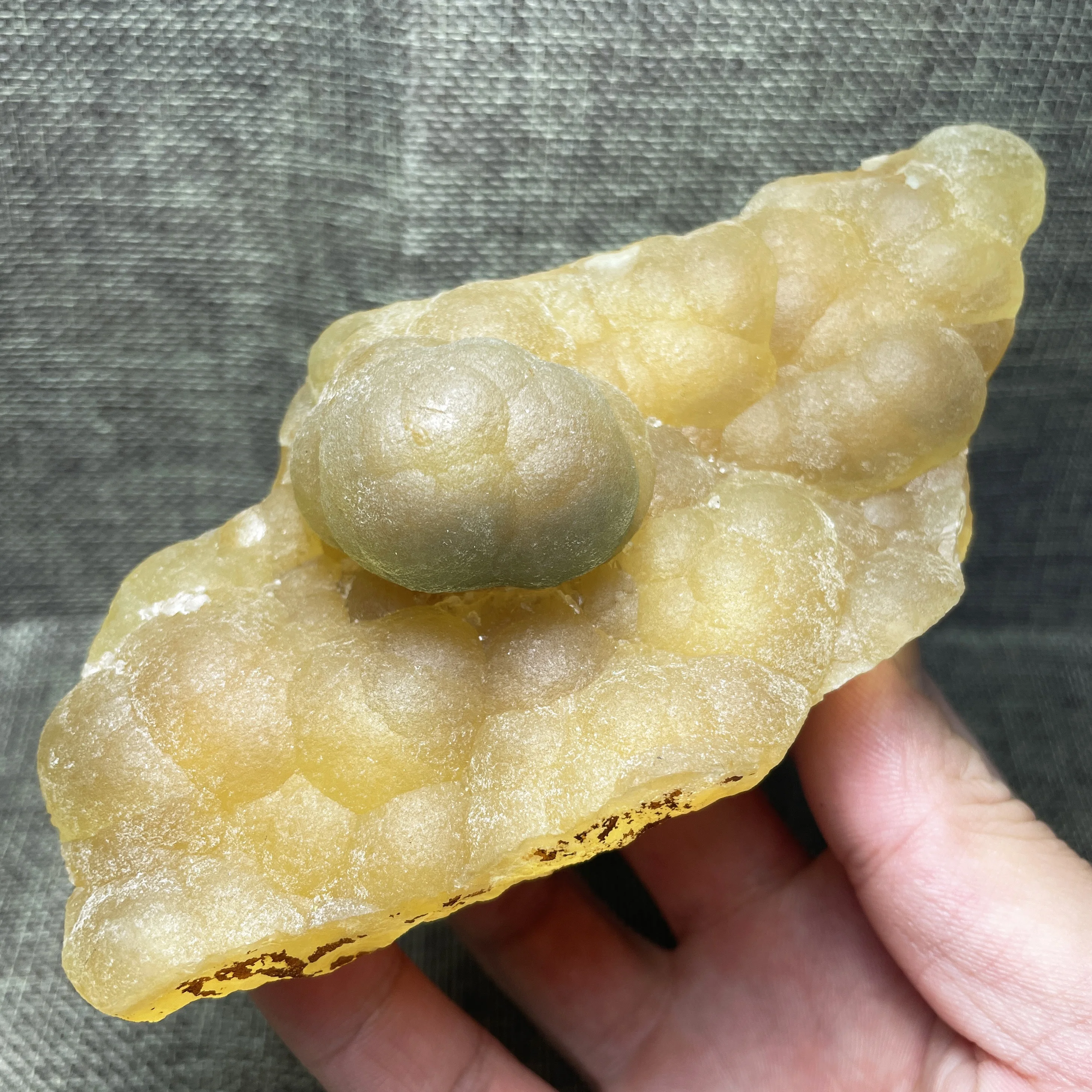 

Желтый сферический флюорит