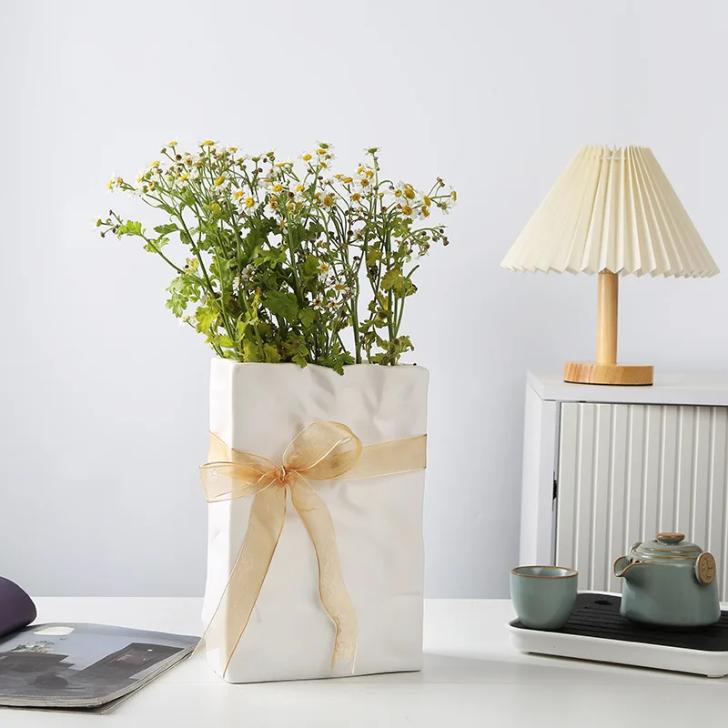 

Dry White Pleated High Beauty Paper Bags Ceramic Vases Fresh Flowers Water Raised Tabletops Living Rooms Home Furnishings And De