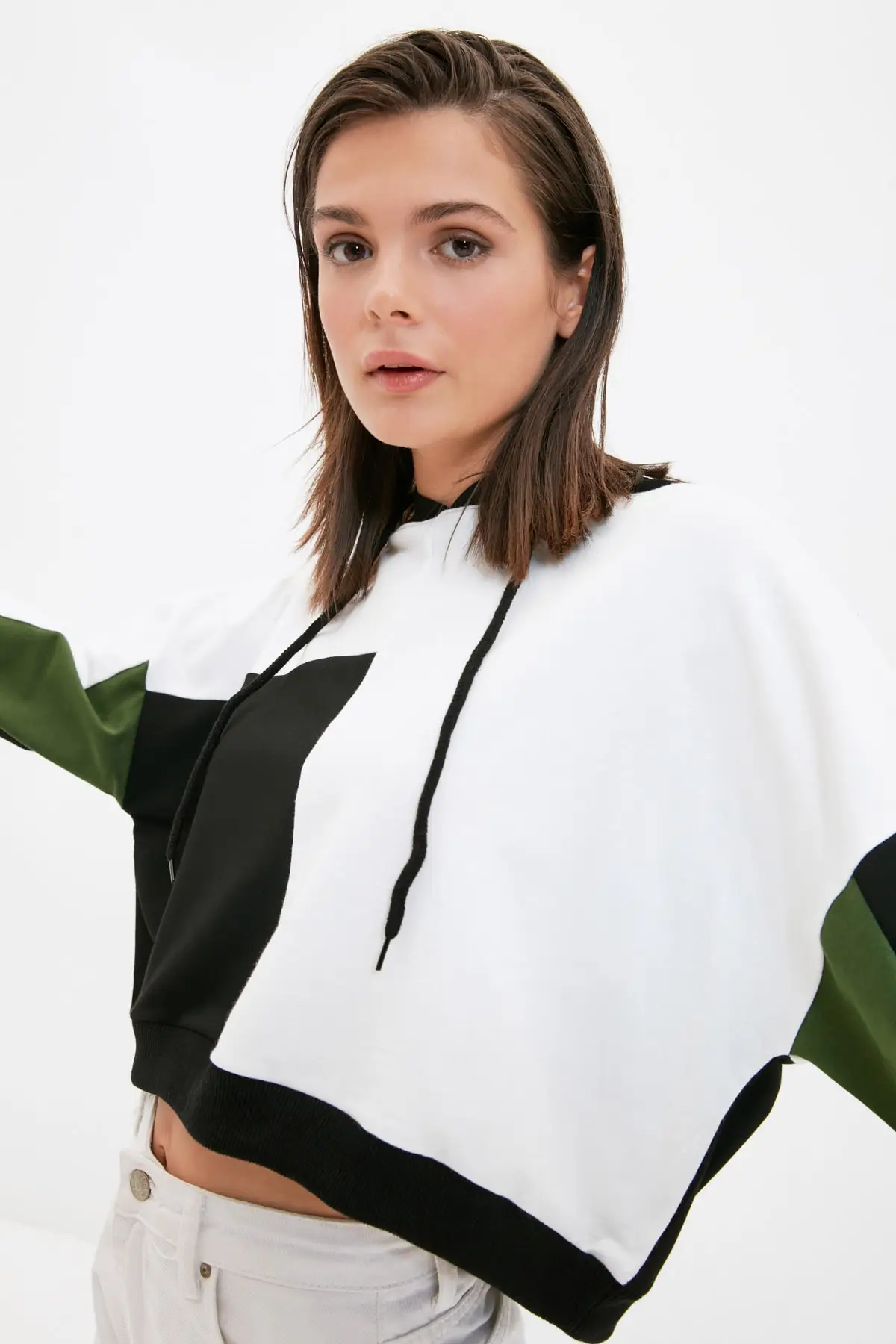 

Trendyol Crop With Color Block Crop Knitted Sweatshirt TWOAW22SW1213