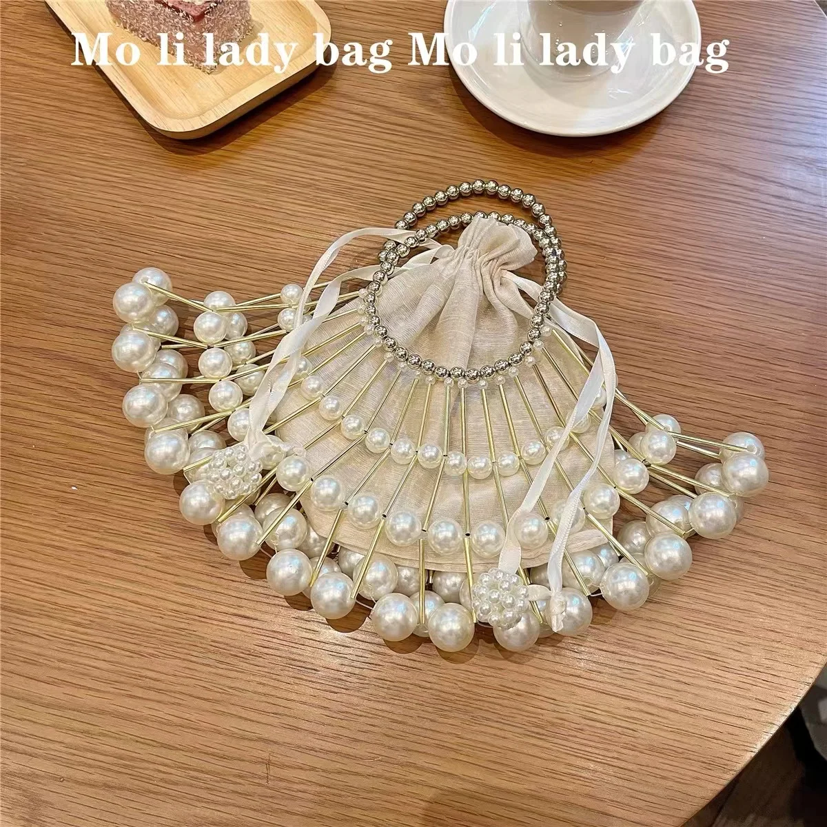 Роскошная женская сумка с жемчужными бусинами