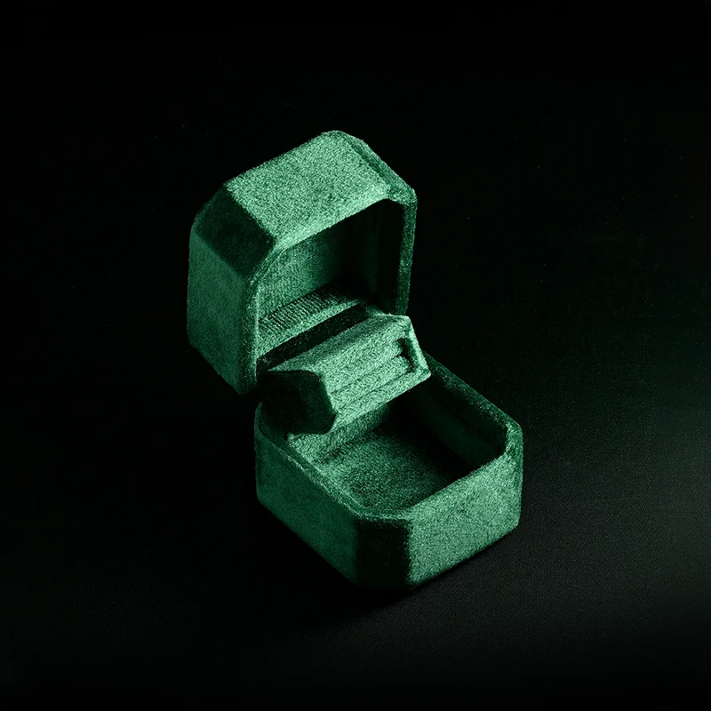 

Бархатная коробка для колец TAIMY красная