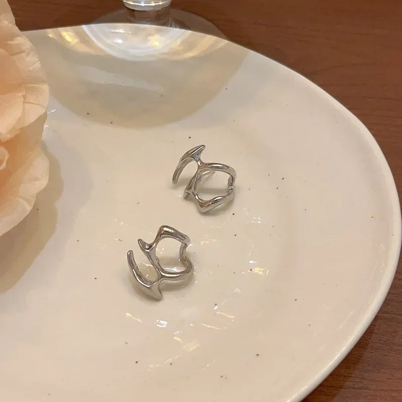 Женские асимметричные серьги-гвоздики из нержавеющей стали серебристого цвета