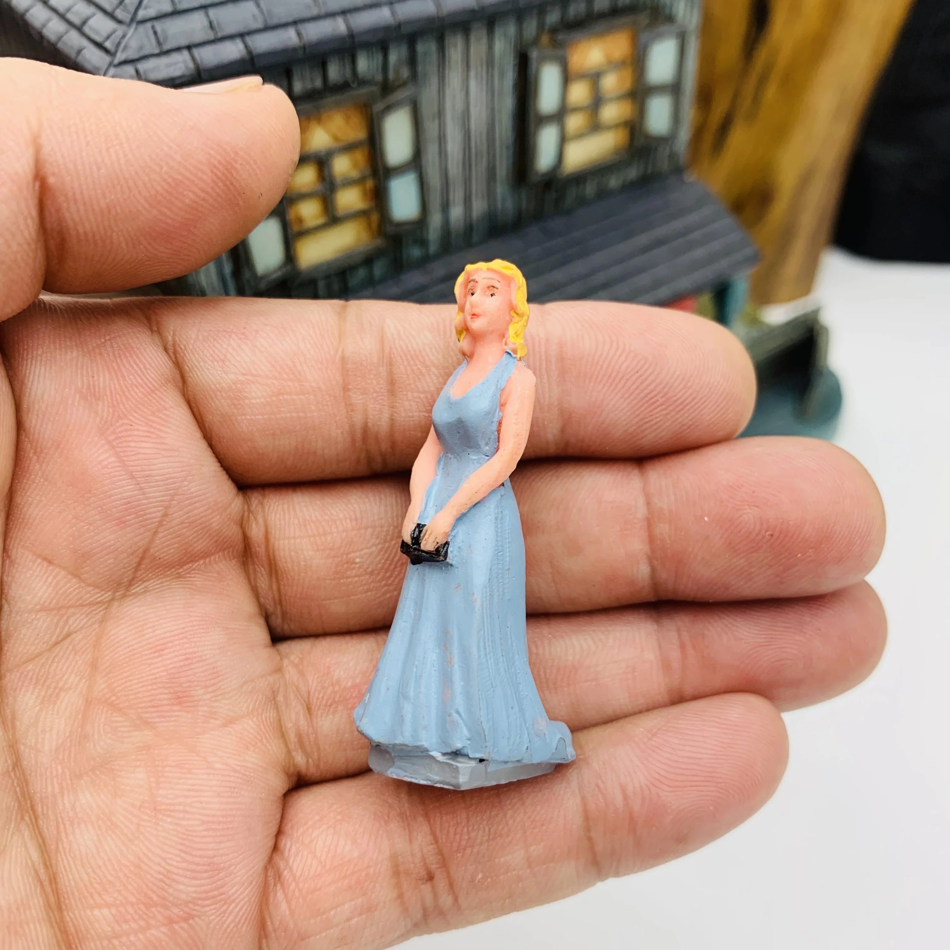 Миниатюрные фигурки из канифоли