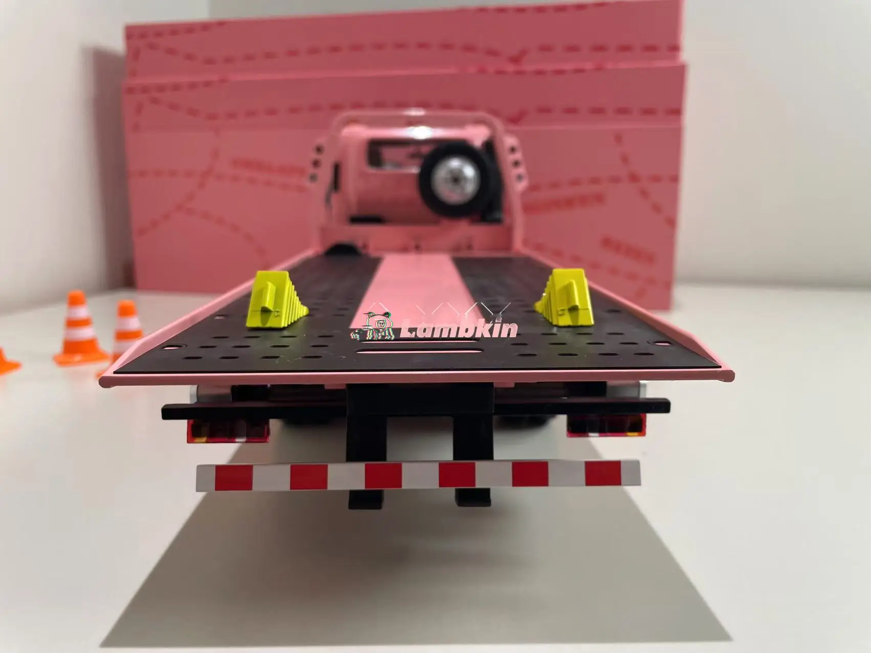 DBGT 1/18 бортовой эвакуатор розовая свинья окрашенная баррикадная грузовик сплав