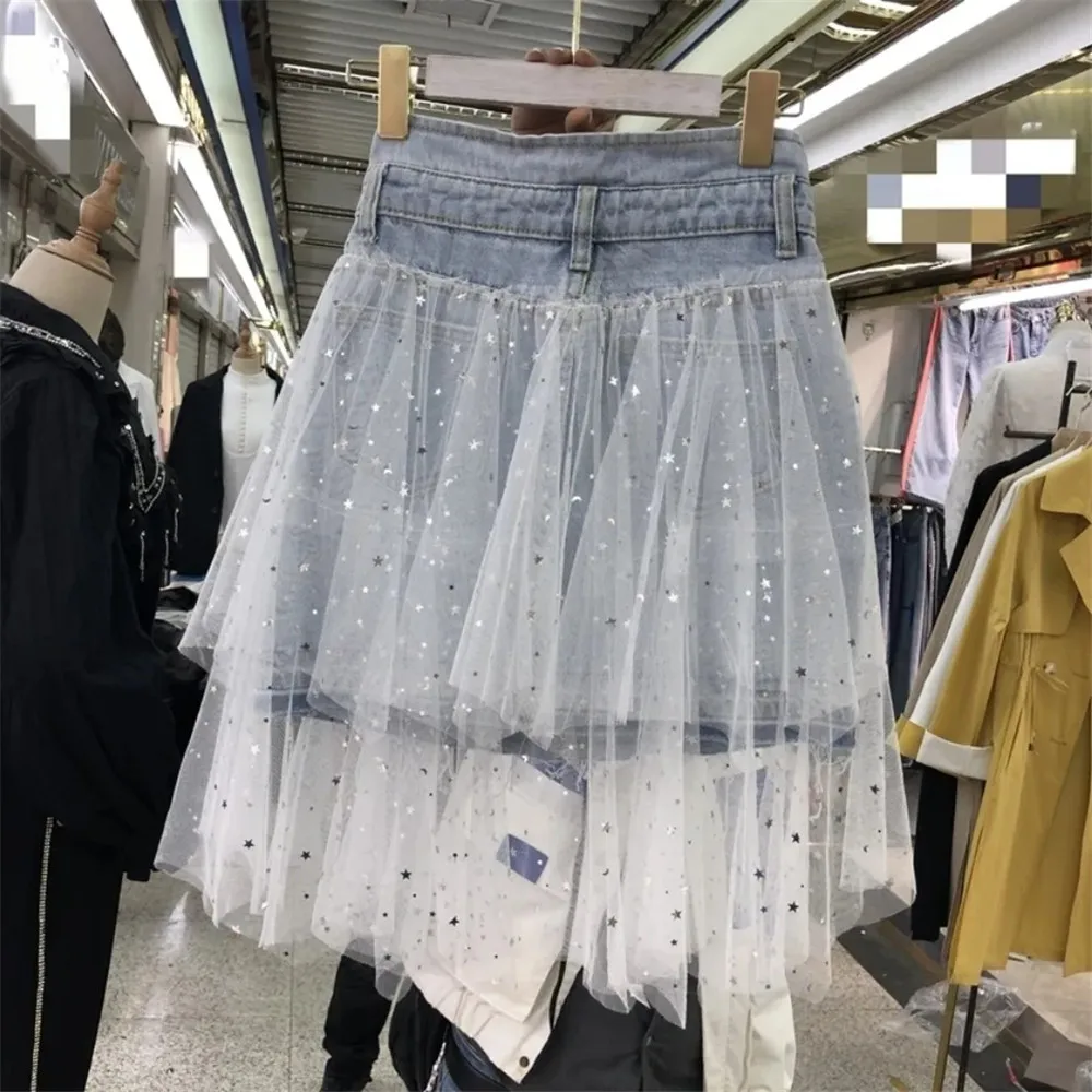 Женская короткая джинсовая юбка асимметричная сетчатая с блестками и бахромой