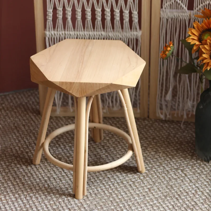 Деревянный креативный маленький табурет простой и штабелируемый обеденный в