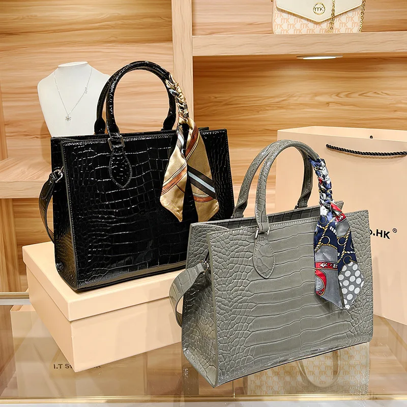 

2023 new, leather women's bag, high-end feel, fashion everything, designer light luxury, portable crossbody bag.