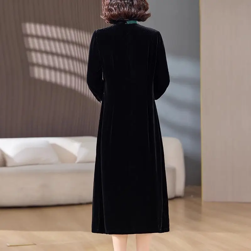 Высококачественное бархатное платье для мамы на осень и зиму 2024 новое улучшенное
