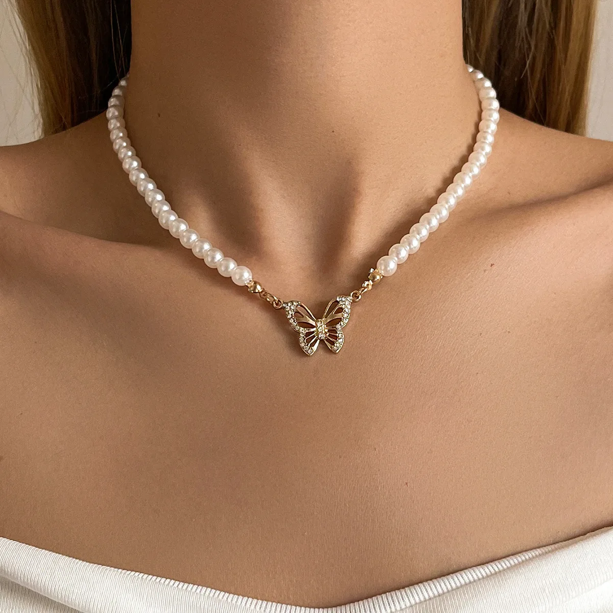 

2023 Fashion Rhinestone Butterfly Pendant Pearl Necklace for Women Girls Vintage Baroque Clavicle Chain Accessories Jewelry Gift