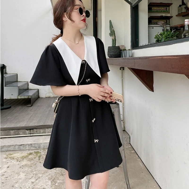 Женское платье с коротким рукавом и пуговицами