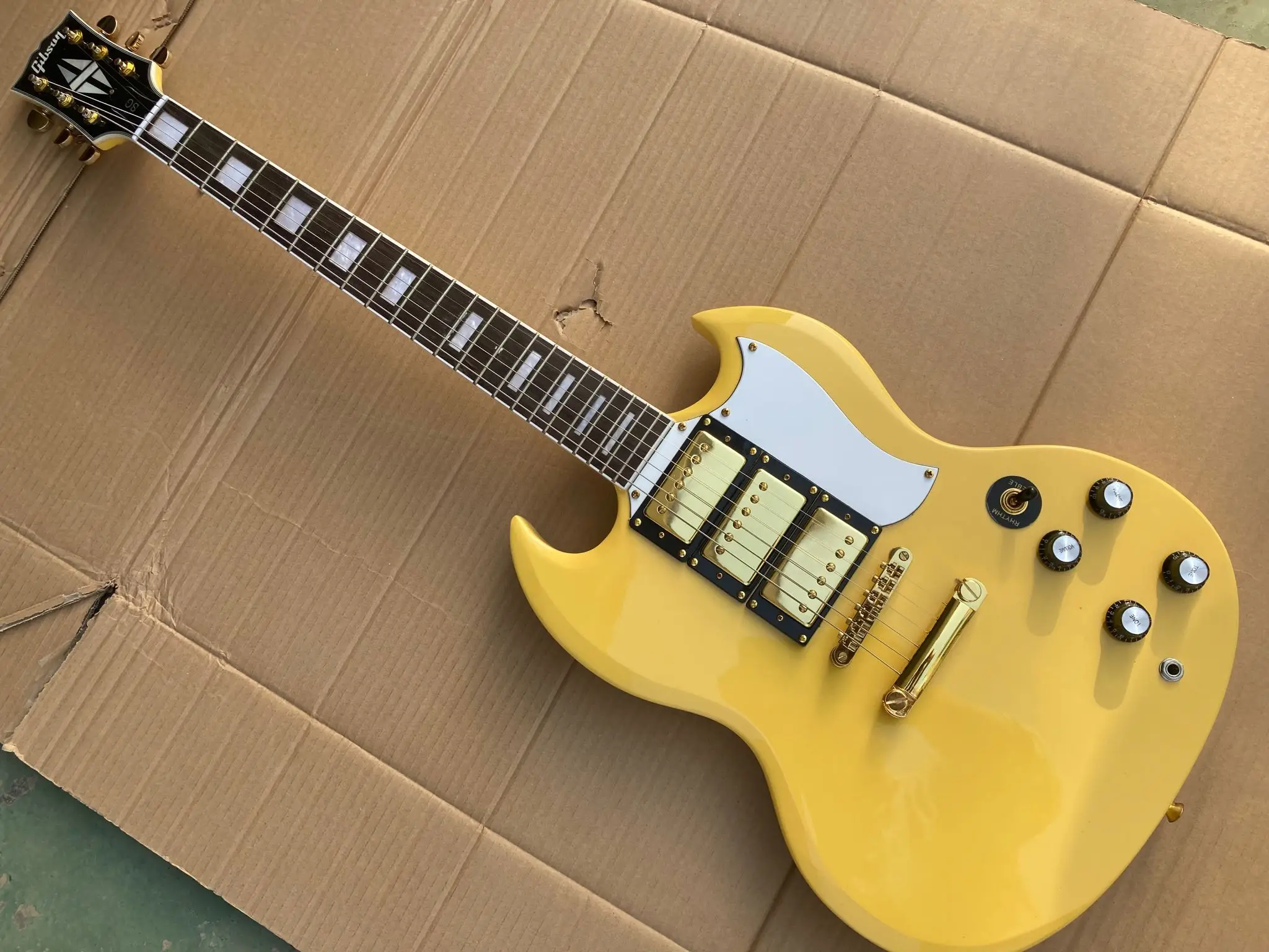 

Send in 3 days Factory custom shop Newest three pickups White tobacco sg-400 electric guitar in stock