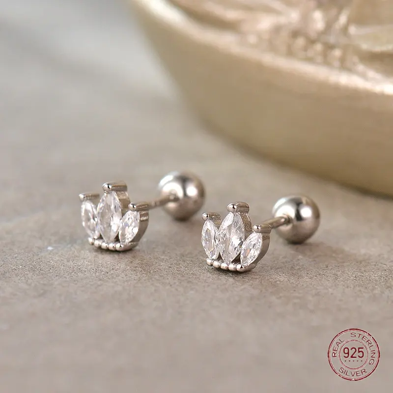 

Женские серьги-гвоздики в виде короны из серебра 925 пробы с фианитом