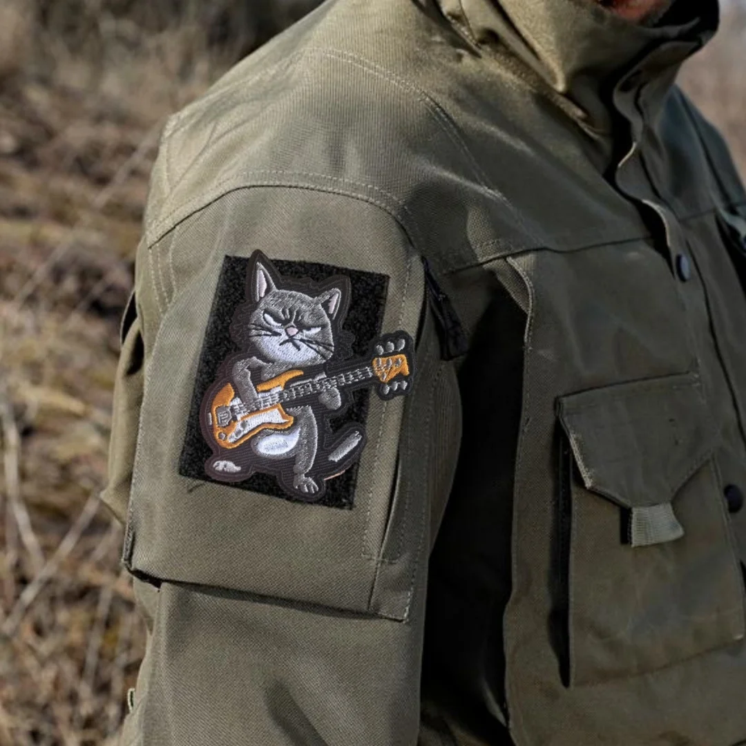 Фото Нашивки Rebel Rock Cat с вышивкой на одежде, кошка с гитарой, нашивка с животным, тактический значок боевика на крючках и петлях для рюкзака, куртки №1