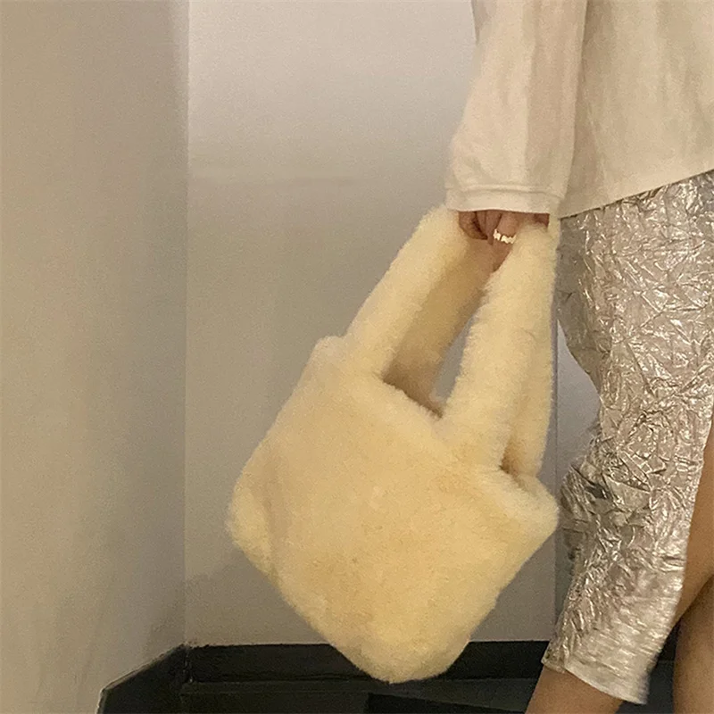 

Women's New Fur Bag Luxury Faux Wool Casual Fashion Wrist Bag Large Capacity Handbag Charm Women's Luxury Fur Bag