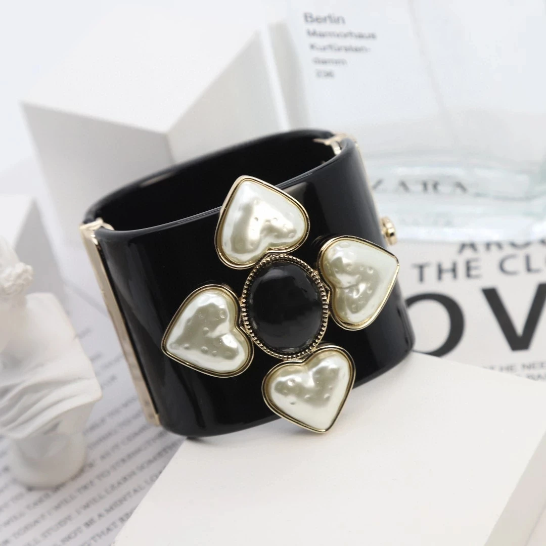 

Famous Brand Luxury Designer Black Resin Alphabet European Pearl Gothic Width Cuff Bracelets Acrylic Bangles for Jewelry Gift